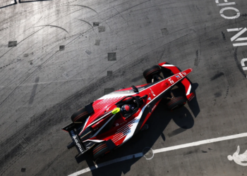 LONDON, ENGLAND - AUGUST 14: Nyck de Vries of the Netherlands driving the (21) Mahindra Racing Mahindra M12Electro on track during practice, ahead of the London E-Prix at ExCel London on August 14, 2026 in London, England.