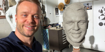 Rosenqvist poses with his clay likeness.