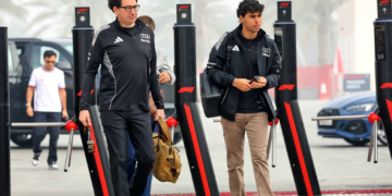 Mattia Binotto (ITA) Audi F1 Team Motorsport Chief Operating and Chief Technical Officer with Gabriel Bortoleto (BRA) Audi F1 Team. 18.02.2026. Formula 1 Testing, Bahrain Test Two, Sakhir, Bahrain, Day One.