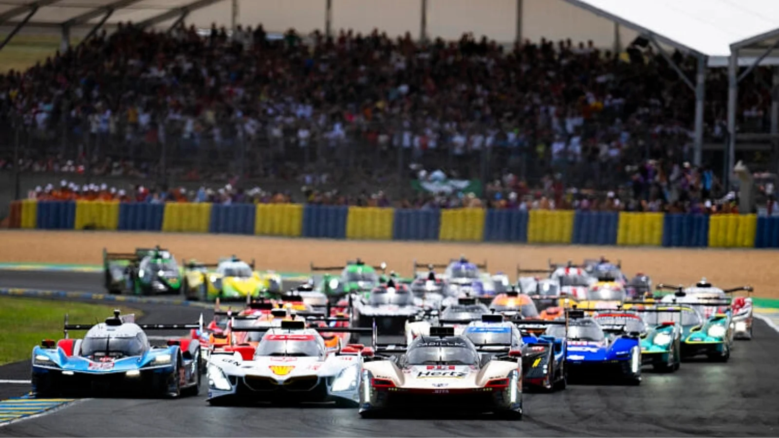 start of the race, depart, 12 DELETRAZ Louis (swi), STEVENS Will (gbr), NATO Norman (fra), Cadillac Hertz Team Jota, Cadillac V-Series.R #12, Hypercar, action, 20 FRIJNS Robin (nld), RAST René (ger), VAN DER LINDE Sheldon (zaf), BMW M Team WRT, BMW M Hybrid V8 #20, Hypercar, action, 35 FELIX DA COSTA António (prt), MILESI Charles (fra), HABSBURG Ferdinand (aut), Alpine Endurance Team, Alpine A424 #35, Hypercar, action during the 24 Hours of Le Mans 2026, 3rd round of the 2026 FIA World Endurance Championship, on June 13, 2026 on the Circuit des 24 Heures du Mans in Le Mans, France - Photo Fabrizio Boldoni / DPPI