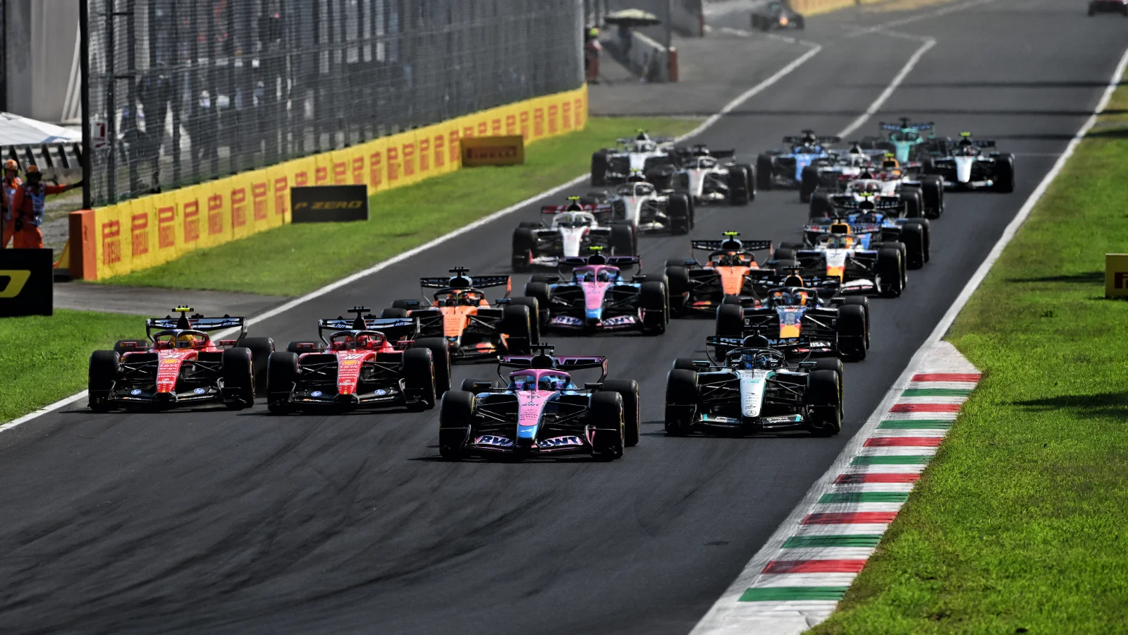 Pierre Gasly (FRA) Alpine F1 Team A526 leads at the start of the race. 06.09.2026. Formula 1 World Championship, Rd 13, Italian Grand Prix, Monza, Italy, Race Day
