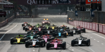 Alexander Dunne (IRE) Rodin Motorsport leads at the start of the race. 25.09.2026. FIA Formula 2 Championship, Rd 12, Baku, Azerbaijan, Feature Race 1.