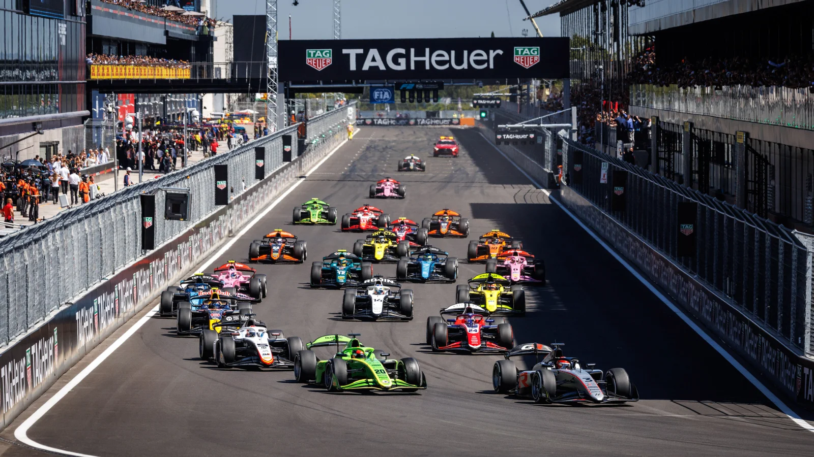 Ritomo Miyata (JPN) Hitech leads at the start of the race. 12.09.2026. FIA Formula 2 Championship, Rd 11, Sprint Race, Madrid, Spain, Saturday.