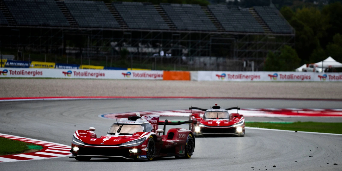 08 BUEMI Sébastien (swi), HARTLEY Brendon (nzl), HIRAKAWA Ryo (jpn), Toyota Racing, Toyota TR010 Hybrid #08, Hypercar, action, 07 CONWAY Mike (gbr), KOBAYASHI Kamui (jpn), DE VRIES Nyck (nld), Toyota Racing, Toyota TR010 Hybrid #07, Hypercar, action during the 6 Hours of Barcelona 2026, 7th round of the 2026 FIA World Endurance Championship, from October 16 to 18, 2026 on the Circuit de Barcelona-Catalunya in Montmelo, Spain - Photo Fabrizio Boldoni / DPPI