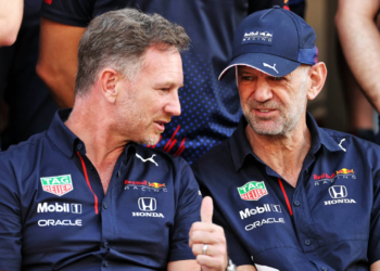 (L to R): Christian Horner (GBR) Red Bull Racing Team Principal and Adrian Newey (GBR) Red Bull Racing Chief Technical Officer at a team photograph. 09.12.2021. Formula 1 World Championship, Rd 22, Abu Dhabi Grand Prix, Yas Marina Circuit, Abu Dhabi, Preparation Day.