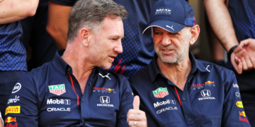 (L to R): Christian Horner (GBR) Red Bull Racing Team Principal and Adrian Newey (GBR) Red Bull Racing Chief Technical Officer at a team photograph. 09.12.2021. Formula 1 World Championship, Rd 22, Abu Dhabi Grand Prix, Yas Marina Circuit, Abu Dhabi, Preparation Day.