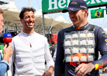(L to R): Simon Lazenby (GBR) Sky Sports F1 TV Presenter with Daniel Ricciardo (AUS) McLaren and Max Verstappen (NLD) Red Bull Racing on the grid. 13.11.2022. Formula 1 World Championship, Rd 21, Brazilian Grand Prix, Sao Paulo, Brazil, Race Day.