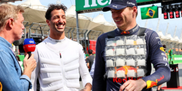 (L to R): Simon Lazenby (GBR) Sky Sports F1 TV Presenter with Daniel Ricciardo (AUS) McLaren and Max Verstappen (NLD) Red Bull Racing on the grid. 13.11.2022. Formula 1 World Championship, Rd 21, Brazilian Grand Prix, Sao Paulo, Brazil, Race Day.