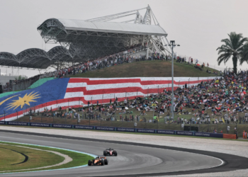 Oscar Piastri (AUS) McLaren F1 Team MCL40. 04.10.2026. Formula 1 World Championship, Rd 16, Bahrain Grand Prix, Sepang, Malaysia, Race Day.
